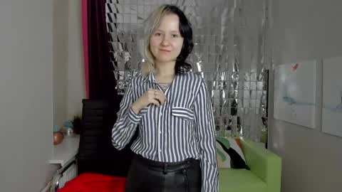 Snapshot of girl_next_doorr chatting on February 2, 12:57 pm girl_next_doorr online show from February 2, 12:57 pm