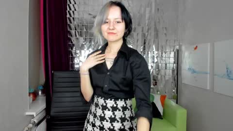 Snapshot of girl_next_doorr chatting on February 5, 12:27 pm girl_next_doorr online show from February 5, 12:27 pm
