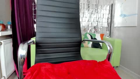 Snapshot of girl_next_doorr chatting on February 5, 6:37 pm girl_next_doorr online show from February 5, 6:37 pm