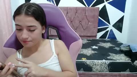 girl_princess18 online show from October 31, 2:45 am