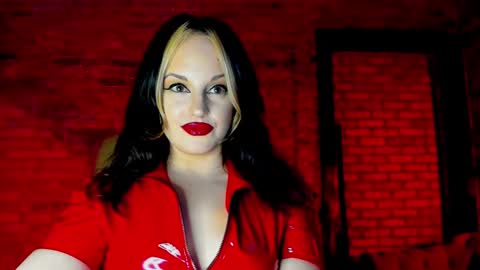 Snapshot of girlnamedcheese chatting on March 5, 11:27 pm Cheese online show from March 5, 11:27 pm