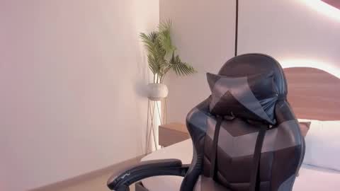 Snapshot of giselle_anelise chatting on March 22, 2:04 am giselle_anelise online show from March 22, 2:04 am