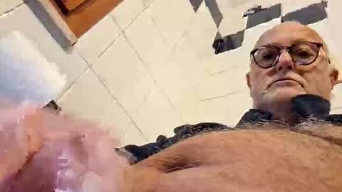Snapshot of giutomma930394 chatting on March 1, 10:28 am giutomma930394 online show from March 1, 10:28 am