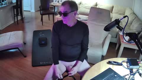 Snapshot of glennbootycam chatting on February 20, 3:45 am glennbitch online show from February 20, 3:45 am