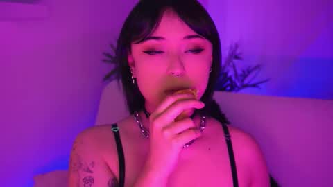 Mimi online show from March 5, 8:27 pm