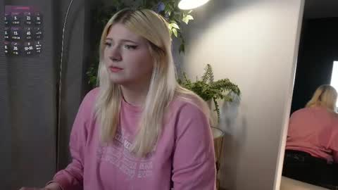 glowkittenx online show from December 1, 7:02 am