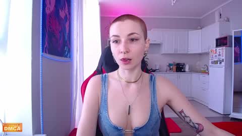 Snapshot of goddess_elpisfoxter chatting on May 4, 10:33 am Elpis Foxter online show from May 4, 10:33 am