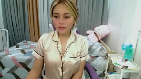 Snapshot of goddess_kendr chatting on March 12, 11:33 pm kendra online show from March 12, 11:33 pm