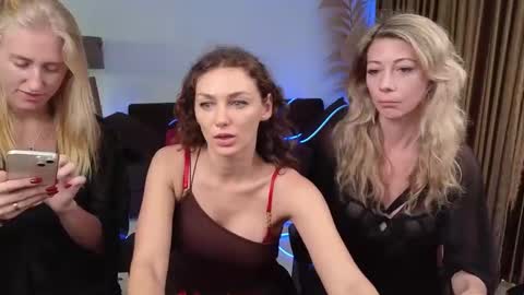 Snapshot of goddess_marylin chatting on December 19, 3:40 am 330 UTC2 girls online show from December 19, 3:40 am