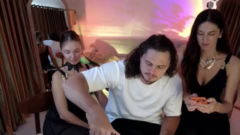   330 UTC2 girls   online show from October 19, 3:18 am