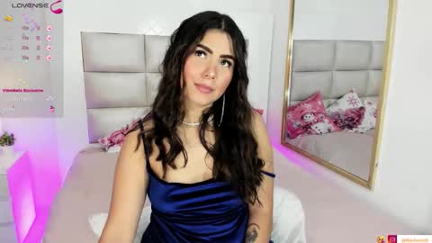 Snapshot of goddess_mia2 chatting on December 15, 3:11 am Mia online show from December 15, 3:11 am