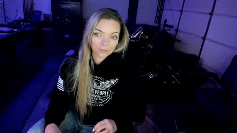 Snapshot of goddess_of_mars chatting on December 3, 3:33 pm Patricia Mars Goddess of Mars twitter thegoddessmindy online show from December 3, 3:33 pm