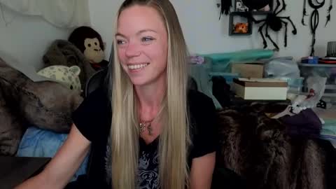 Snapshot of goddess_of_mars chatting on October 16, 2:51 pm Patricia Mars Goddess of Mars twitter thegoddessmindy online show from October 16, 2:51 pm