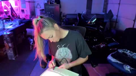 Snapshot of goddess_of_mars chatting on October 23, 2:38 pm Patricia Mars Goddess of Mars twitter thegoddessmindy online show from October 23, 2:38 pm