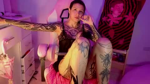 vee online show from April 15, 6:20 am