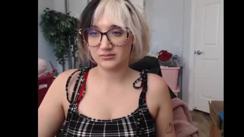 Snapshot of goddessemmy chatting on November 3, 9:27 pm Goddess Emmy online show from November 3, 9:27 pm