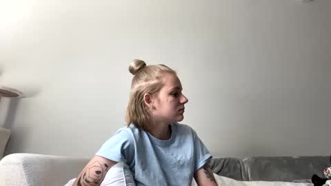 feyaa22 online show from December 4, 2:04 pm