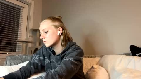 feyaa22 online show from December 12, 2:37 am