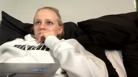 feyaa22 online show from December 15, 7:42 pm