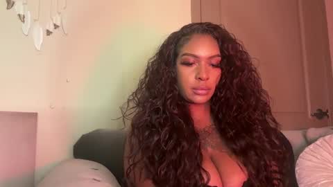 Snapshot of goddessrain420 chatting on February 21, 6:37 pm Crazzyboutrain online show from February 21, 6:37 pm