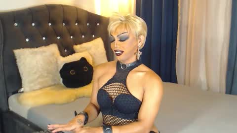 Snapshot of goddessxbeatrice chatting on November 29, 10:02 pm call me BEA online show from November 29, 10:02 pm