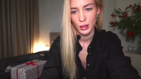 Snapshot of gold_blond chatting on December 20, 10:05 am Olivia online show from December 20, 10:05 am