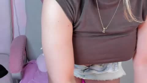 Snapshot of golden_issy chatting on July 30, 2:21 am golden_issy online show from July 30, 2:21 am