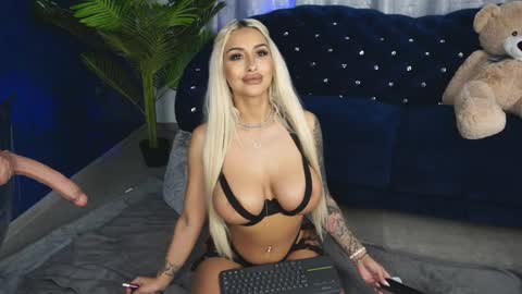 Snapshot of goldenamberx chatting on January 25, 10:51 am GoldenAmberX online show from January 25, 10:51 am