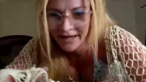 Snapshot of goldendoll1704 chatting on June 10, 12:00 am goldendoll1704 online show from June 10, 12:00 am