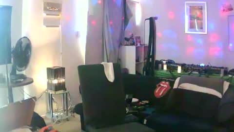 Snapshot of goldyguy011 chatting on January 28, 1:18 am goldyguy011 online show from January 28, 1:18 am