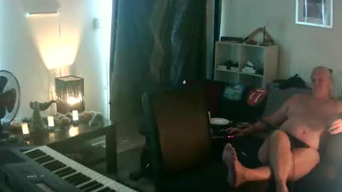 Snapshot of goldyguy011 chatting on December 1, 3:00 am goldyguy011 online show from December 1, 3:00 am