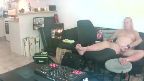 goldyguy011 online show from June 14, 12:19 am