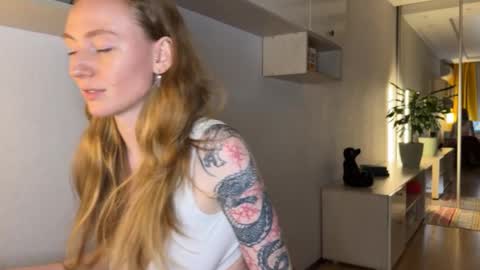 Polly online show from November 19, 4:51 pm