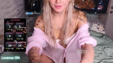 goodgirl0024 online show from March 17, 8:34 pm