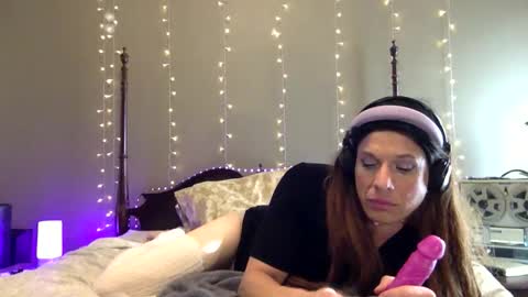 Avynn T Morgan online show from November 13, 3:00 pm