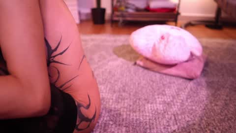 Snapshot of goth_dolll chatting on January 9, 11:13 pm sophie Special celebration a the beach 300k followers 3011 and 0112 online show from January 9, 11:13 pm