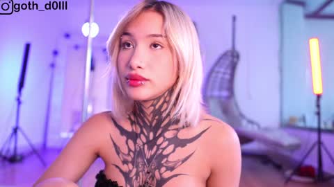 Snapshot of goth_dolll chatting on January 25, 7:49 pm sophie Special celebration a the beach 300k followers 3011 and 0112 online show from January 25, 7:49 pm