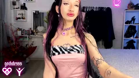 Snapshot of gothdesss chatting on March 7, 1:46 am online show from March 7, 1:46 am