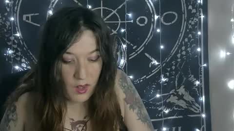 Snapshot of gothic_baddie chatting on February 6, 6:18 am Vampira Nymph online show from February 6, 6:18 am