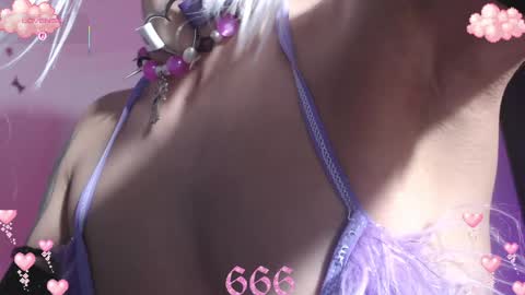 Snapshot of gothicute chatting on April 2, 8:12 am online show from April 2, 8:12 am