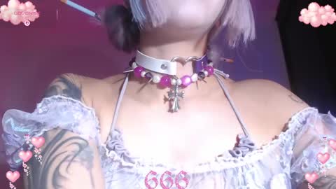 Snapshot of gothicute chatting on April 7, 5:19 am online show from April 7, 5:19 am