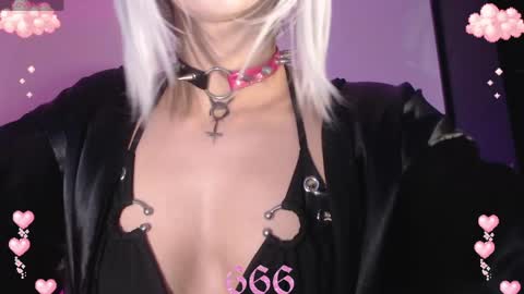 Snapshot of gothicute chatting on April 23, 3:41 am online show from April 23, 3:41 am