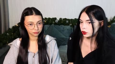 Snapshot of gothicxz chatting on December 15, 1:32 pm HIMORI AND LISAPVT NAKED online show from December 15, 1:32 pm