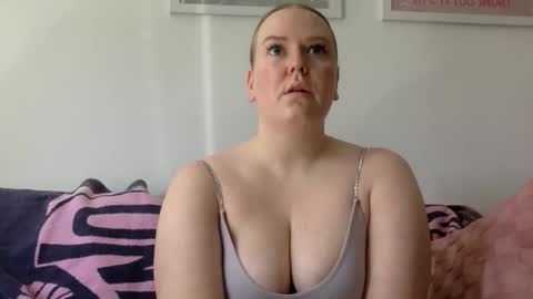Snapshot of graceloves69 chatting on April 22, 12:07 pm Grace Loves online show from April 22, 12:07 pm