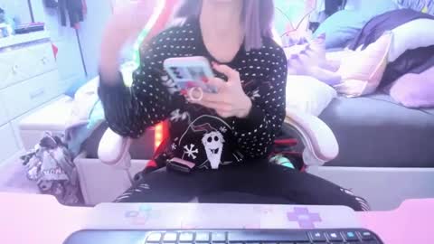 Snapshot of greeneyedlovexo chatting on December 24, 7:11 pm GreenEyedLovexo online show from December 24, 7:11 pm
