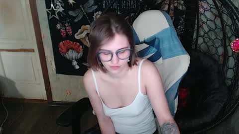 Snapshot of greenwitch9 chatting on April 6, 11:22 am Lina online show from April 6, 11:22 am