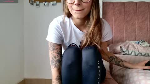 Snapshot of greta_miss chatting on April 22, 7:59 pm Emmy online show from April 22, 7:59 pm
