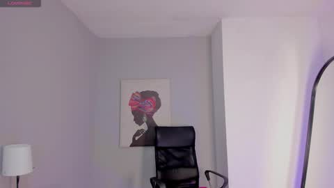 Snapshot of gril_canela_ chatting on March 17, 12:19 pm laura online show from March 17, 12:19 pm