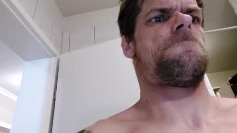 gunnarssonbenni33 online show from May 18, 8:36 pm