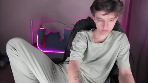 Snapshot of guy_liam1 chatting on October 14, 2:18 pm guy_liam1 online show from October 14, 2:18 pm